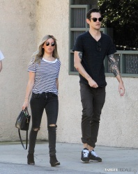Ashley Tisdale - Out for breakfast with Chris in Studio City - February 14, 2015 (24xHQ) GlLeQL37