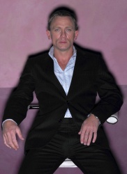 Daniel Craig - Photoshoot 2004 - 4xHQ GpcduTer