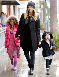 Jessica Alba - Shopping with her daughters in Los Angeles, 10 января 2015 (89xHQ) H69I16ei