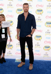 Derek Theler - Teen Choice Awards 2014 - Arrivals (August 10, 2014) - 3xHQ HAGtAHlf