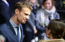 Theo James - на премьере фильма 'Divergent' at Sony Centre, Берлин, 1 апреля 2014 (129xHQ) HLT8jgWi