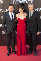 Shailene Woodley, Theo James - на премьере фильма 'Divergent' at Callao Cinema, Мадрид, 3 апреля 2014 (302xHQ) HjnDkck3