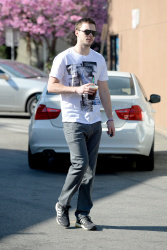 Nicholas Hoult - stopped for a quick coffee break in LA - March 17, 2015 - 9xHQ I4sZYNao