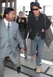 Jude Law - Arriving at LAX - April 24, 2015 - 23xHQ IOULHNdq