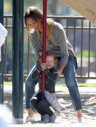 Jessica Alba - Jessica and her family spent a day in Coldwater Park in Los Angeles (2015.02.08.) (196xHQ) Ia3FwJhc