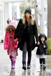 Jessica Alba - Shopping with her daughters in Los Angeles, 10 января 2015 (89xHQ) J42VjYdO