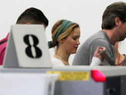 Jennifer Lawrence - arriving at LAX airport in Los Angeles, 5 января 2015 (13xHQ) JYYK0cZt
