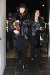 Dakota Johnson - Arriving at LAX Airport in Los Angeles - February 22, 2015 (28xHQ) JoSoYbuw