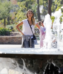 Jessica Alba - Jessica and her family spent a day in Coldwater Park in Los Angeles (2015.02.08.) (196xHQ) KmIP6IG5