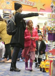 Jessica Alba - Shopping with her daughters in Los Angeles, 10 января 2015 (89xHQ) L8tzAToL