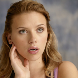 Scarlett Johansson - "Scoop" press conference portraits by Armando Gallo (New York, July 9, 2006) - 39xHQ LVzYmw9J