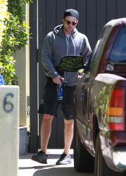 Robert Pattinson - Robert Pattinson - was spotted heading out after another session with his personal trainer - April 6, 2015 - 14xHQ LhkWSshB