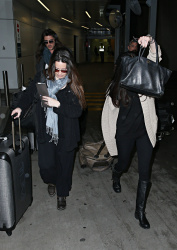 Holly Marie Combs - Shannen Doherty и Holly Marie Combs - arriving in Sydney, 26 марта 2014 (50xHQ) LpjSb2XP