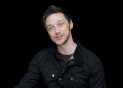 James McAvoy - "X-Men: Days of Future Past" press conference portraits by Armando Gallo (New York, May 9, 2014) - 20xHQ MFzYpYhN