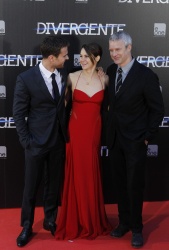 Theo James - Shailene Woodley, Theo James - на премьере фильма 'Divergent' at Callao Cinema, Мадрид, 3 апреля 2014 (302xHQ) Md9z5QCx