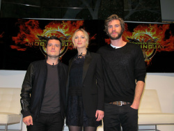 Jennifer Lawrence, Liam Hemsworth, Josh Hutcherson - 'The Hunger Games: Mockingjay - Part 1' Press Conference at Park Hyatt Hotel, Нью-Йорк, 15 ноября 2014 (27xHQ) MsoT1J3y