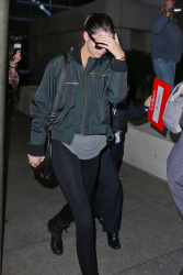 Kendall Jenner - Arriving at LAX airport, 2 января 2015 (55xHQ) NGD0nYQ7