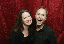 Holly Marie Combs и Chad Lowe - Disney-ABC Television Group’s Summer Press Junket Portraits by Rick Rowell, Бурбанк, 15 мая 2010 (2xHQ) Nhpays2X