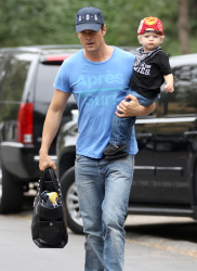 Josh Duhamel - Out for breakfast with his son in Brentwood - April 24, 2015 - 34xHQ NpLFB4UO