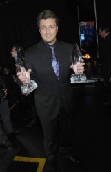 "Nathan Fillion" - Nathan Fillion - 39th Annual People's Choice Awards at Nokia Theatre in Los Angeles (January 9, 2013) - 28xHQ NzlJws1T
