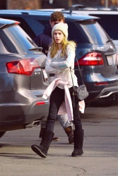 Emma Roberts - out in Mammoth Lakes, 7 января 2015 (8xHQ) O3MbKNPg