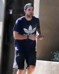Robert Pattinson - Robert Pattinson - is spotted leaving a friend's house in Los Angeles, California on March 20, 2015 - 15xHQ OFTAZBPU