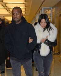 Kanye West - Kim Kardashian и Kanye West - Arriving at JFK airport in New York, 7 января 2015 (63xHQ) OYXNzOGi
