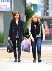 Jessica Alba - Christmas shopping with her mother in Los Angeles, 23 декабря 2010 (27xHQ) Ock9W1F7