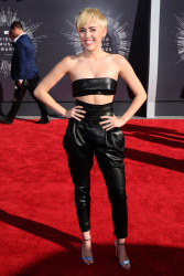 Miley Cyrus - 2014 MTV Video Music Awards in Los Angeles, August 24, 2014 - 350xHQ PFyiv6Pn
