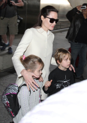 Angelina Jolie - LAX Airport - February 11, 2015 (185xHQ) Pdpz4nDc