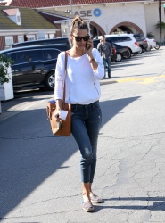 Alessandra Ambrosio - Out and about in Brentwood, 27 января 2015 (33xHQ) QeCBT3YK