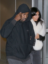 Kim Kardashian и Kanye West - Arriving at JFK airport in New York, 7 января 2015 (63xHQ) R0ZFYGrh