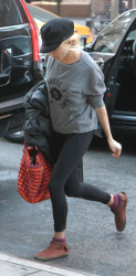 Sienna Miller - walking to a building in Midtown, New York, 15 января 2015 (39xHQ) SM4D48Pn