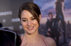 Theo James - Shailene Woodley, Theo James - на премьере фильма 'Divergent' at Callao Cinema, Мадрид, 3 апреля 2014 (302xHQ) T7euaD9N