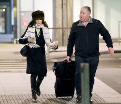 Rachel Weisz - Arriving at Heathrow Airport in London, 30 января 2015 (21xHQ) TPHXWQAd
