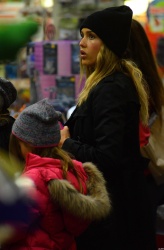 Jessica Alba - Shopping with her daughters in Los Angeles, 10 января 2015 (89xHQ) ToQj1KjA