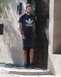 Robert Pattinson - Robert Pattinson - is spotted leaving a friend's house in Los Angeles, California on March 20, 2015 - 15xHQ U9vnEVKn