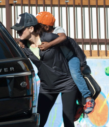 Sandra Bullock - Out and about in Los Angeles (2015.03.04.) (25xHQ) UMxgHv9Z
