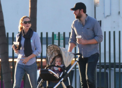 Emily Blunt - and husband John Krasinski take their daughter Hazel out for lunch and a stroll in Los Angeles, California with her baby girl Hazel on January 24, 2015 - 22xHQ Ua95KBzq