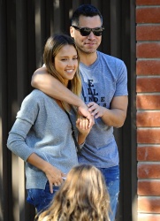 Jessica Alba - Jessica and her family spent a day in Coldwater Park in Los Angeles (2015.02.08.) (196xHQ) Uh6pQYFm