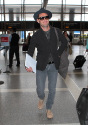 Jude Law - Jude Law - Arriving at LAX - April 24, 2015 - 23xHQ VWQQnxFh