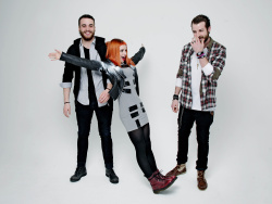 Paramore (Hayley Williams,  Jeremy Davis, Taylor York) - Chris McAndrew Photoshoot for The Guardian (February, 2013) - 35xHQ WDNp1VhT