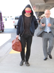 Ryan Gosling - Arriving at LAX Airport in LA - April 17, 2015 - 25xHQ WVx42s2I