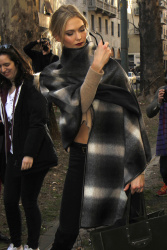 Karlie Kloss - Leaving the Dolce & Gabbana fashion show in Milan, Italy - March 1, 2015 (14xHQ) WiLfox9b