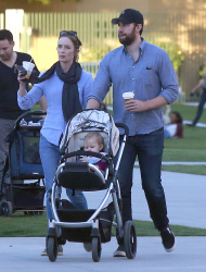 Emily Blunt - and husband John Krasinski take their daughter Hazel out for lunch and a stroll in Los Angeles, California with her baby girl Hazel on January 24, 2015 - 22xHQ XxA6QajI