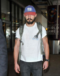 Shia LaBeouf - Arriving at LAX airport in Los Angeles - January 31, 2015 - 16xHQ Y0f29ERx