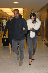 Kim Kardashian и Kanye West - Arriving at JFK airport in New York, 7 января 2015 (63xHQ) Y8YwWBor