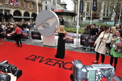 Shailene Woodley, Kate Winslet, Theo James - на премьере фильма 'Divergent' at Odeon Leicester Square, Лондон, 30 марта 2014 (918xHQ) YvnAJGTi