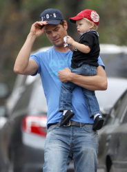 Josh Duhamel - Out for breakfast with his son in Brentwood - April 24, 2015 - 34xHQ ZSl3qX19