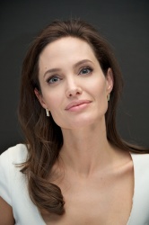 Angelina Jolie - Unbroken press conference portraits by Vera Anderson (New York, December 4, 2014) - 10xHQ AjMXG3iX